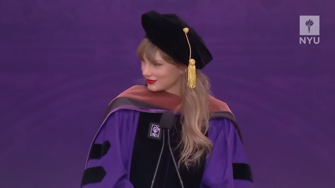 Taylor Swift 纽约大学毕业演讲视频截图